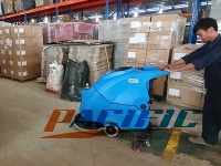 MÁY LAU SÀN CÔNG NGHIỆP CHẠY BẰNG PIN (ẮC QUY) – GIẢI PHÁP LÀM SẠCH HIỆU QUẢ ĐỐI VỚI KHU VỰC HẠN CHẾ NGUỒN ĐIỆN