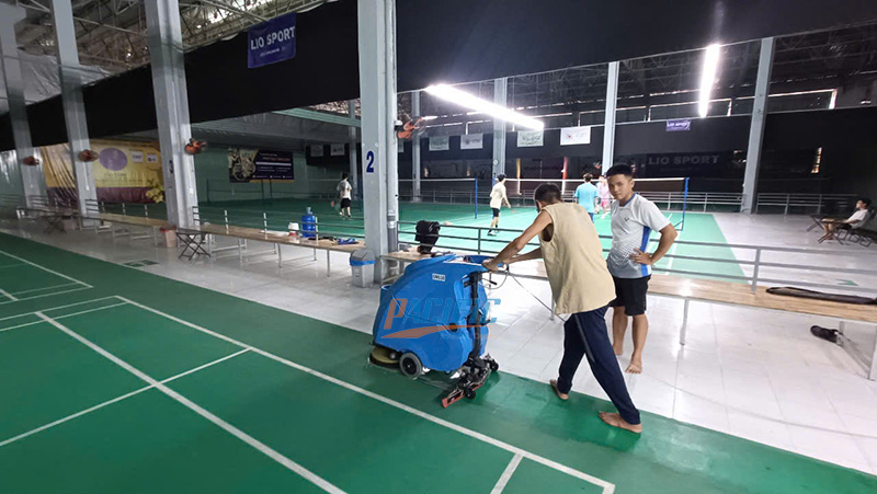 MÁY CHÀ SÀN SÂN CẦU LÔNG
